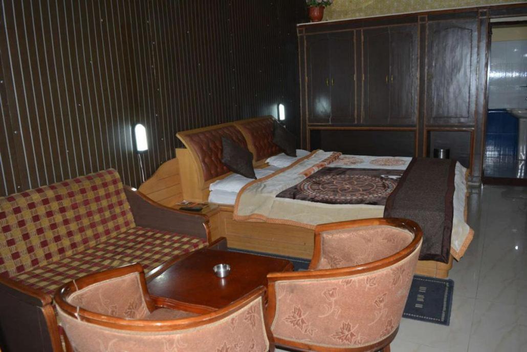 Hotel Crystal Palace Dhanaulti Eksteriør bilde